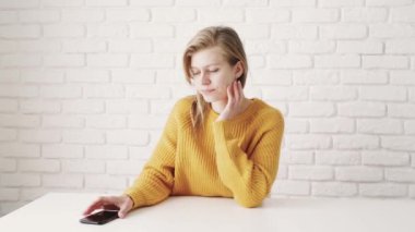 Şaşkın kadın bir buket sarı lale çiçeği baharı aldı.