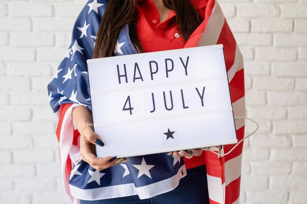 アメリカ独立記念日 7月4日 アメリカ国旗掲揚の女性 Happy July — ストック写真