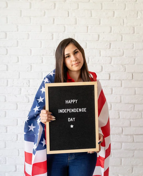 アメリカ独立記念日 7月4日 アメリカ国旗掲示板を持つ女性 Happy Independence Day — ストック写真