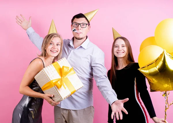 Verjaardagsfeestje Drie Vrienden Verjaardagshoeden Vieren Verjaardagsfeest Roze Achtergrond — Stockfoto