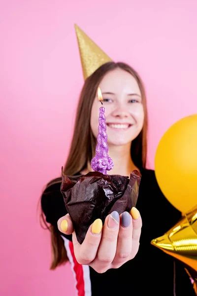 Urodzinowe Nastolatka Złotych Urodzinach Trzyma Tort Świecą Życząc Sobie Różowym — Zdjęcie stockowe