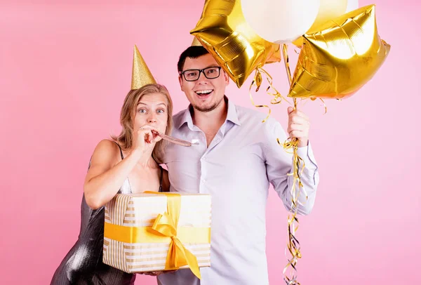 Verjaardagsfeestje Grappig Stel Dat Jarig Geïsoleerd Roze Achtergroeid — Stockfoto