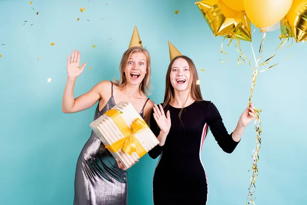 Verjaardagsfeestje Twee Jonge Vrouwen Verjaardagshoeden Met Ballonnen Die Hun Verjaardag — Stockfoto