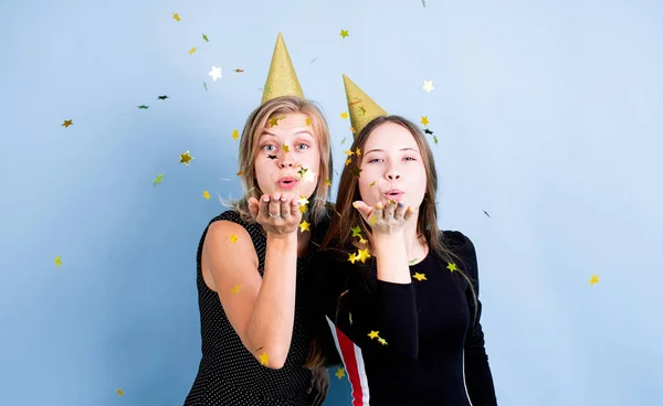 Verjaardagsfeestje Twee Jonge Vrouwen Verjaardagshoeden Met Ballonnen Die Hun Verjaardag — Stockfoto