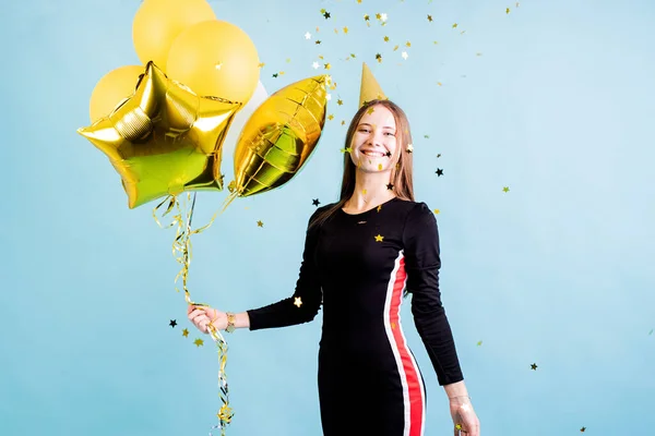 Fiesta Cumpleaños Adolescente Chica Usando Oro Cumpleaños Sombrero Soplando Confeti — Foto de Stock