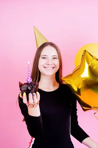 Festa Compleanno Ragazza Adolescente Compleanno Oro Che Tiene Muffin Con — Foto Stock