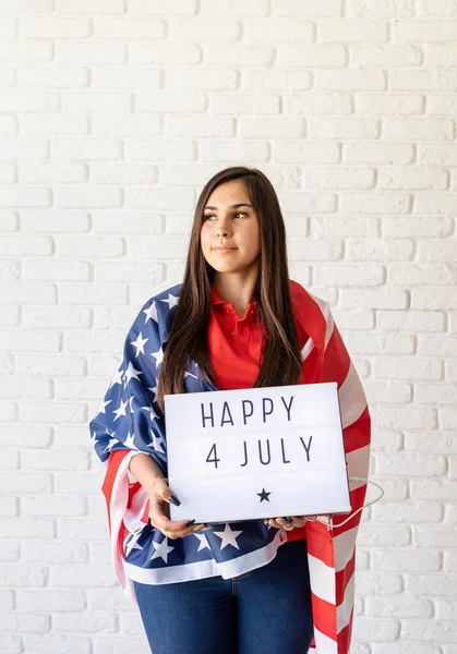 アメリカ独立記念日 7月4日 アメリカ国旗掲揚の女性 Happy July — ストック写真