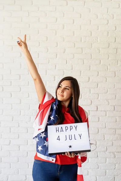 アメリカ独立記念日 7月4日 7月4日 アメリカ国旗掲揚用ライトボックスを持つ女性 — ストック写真