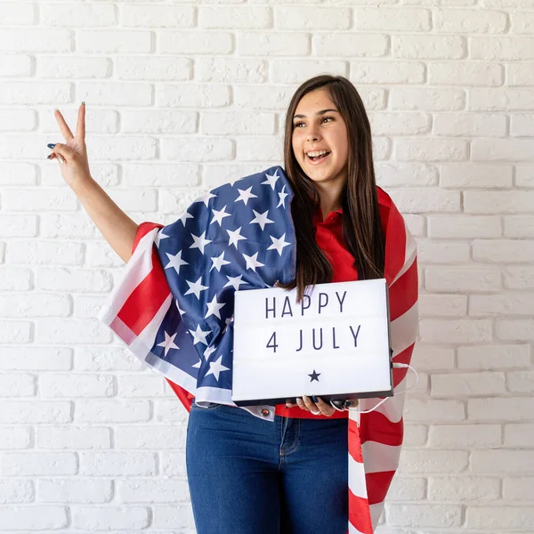 アメリカ独立記念日 7月4日 7月4日 アメリカ国旗掲揚用ライトボックスを持つ女性 — ストック写真