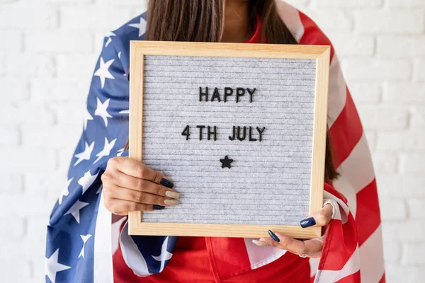アメリカ独立記念日 7月4日 アメリカ国旗掲示板を言葉で持つ女性 Happy 4Th July — ストック写真