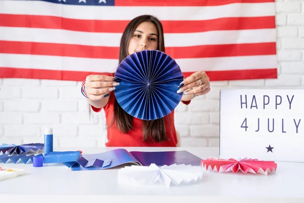 アメリカ独立記念日 7月4日 7月4日を祝うために赤と青の色のDiy紙のファンを作る美しい女性 ハッピー4 7月ライトボックス上のテキスト — ストック写真