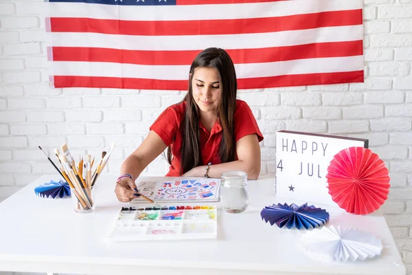 Día Independencia Los Eeuu Feliz Julio Hermosa Mujer Dibujando Una — Foto de Stock