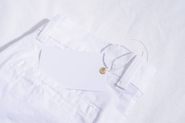 Yaz ve tatil konsepti. Boş fiyat etiketli, beyaz, yaz, Jeanson beyaz arka plan. Tasarımı düzenle