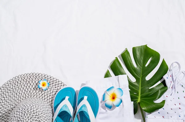 Concepto Verano Vacaciones Accesorios Verano Con Ropa Zapatos Hojas Tropicales — Foto de Stock