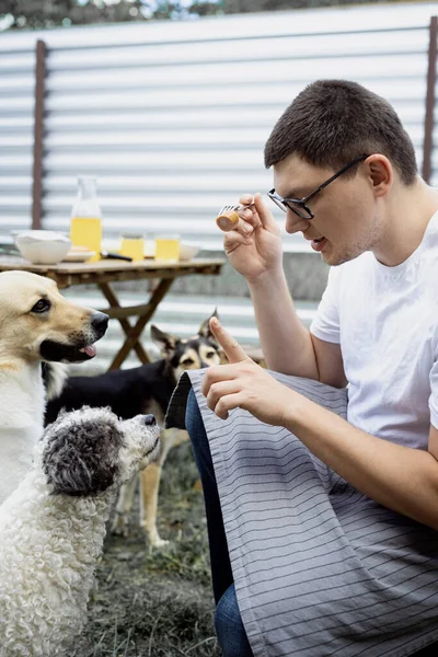 Kaukasischer Mann Küsst Einen Hund Geht Hinterhof Freien Spazieren — Stockfoto