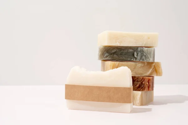 El yapımı sabun ve el işi bant beyaz arka plan, ön görünüm tasarımı için