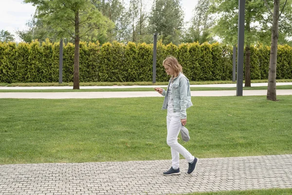 Kvinna Casual Jeans Kläder Sms Sin Mobiltelefon Promenader Parken — Stockfoto