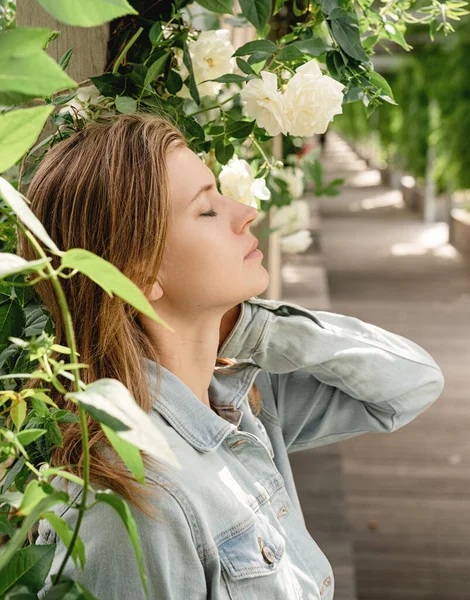 Krásná Mladá Blondýnka Stojící Bílých Růžích Zahradě Nebo Parku Zavřenýma — Stock fotografie