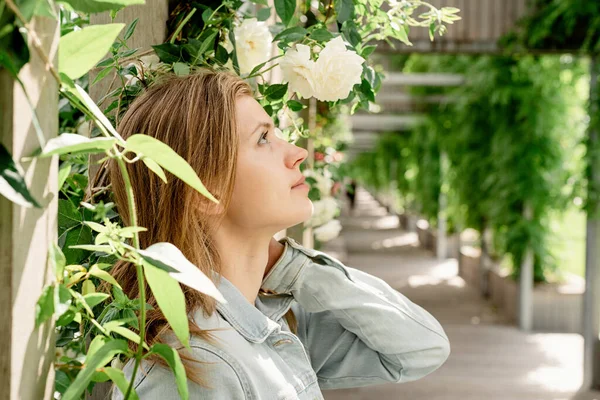 Hermosa Joven Rubia Pie Rosas Blancas Jardín Parque Mirando Hacia —  Fotos de Stock