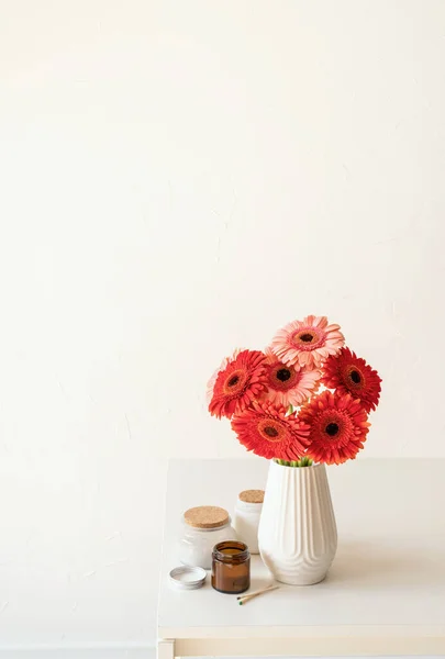 Rote Und Rosa Gerbera Gänseblümchen Weißer Vase Auf Küchentisch Mit — Stockfoto