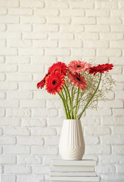 Rote Und Rosa Gerbera Gänseblümchen Weißer Vase Auf Bücherstapel Minimalistischer — Stockfoto