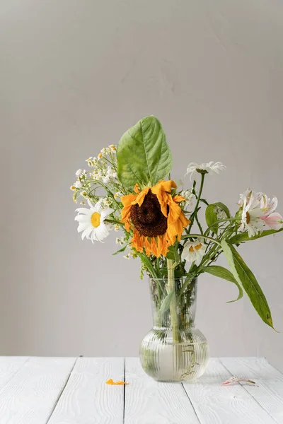 Herbstkonzept Ein Strauß Verwelkter Trockener Blumen Und Einer Sonnenblume Einer — Stockfoto