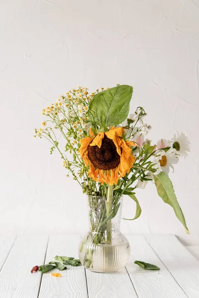 Herbstkonzept Ein Strauß Verwelkter Trockener Blumen Und Einer Sonnenblume Einer — Stockfoto