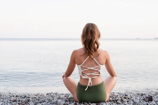 Mayo Giymiş Genç Bir Kadının Kumsalda Meditasyon Yaparken Görüntüsü — Stok fotoğraf