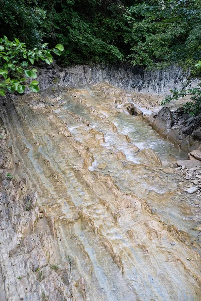 Klarer Tropischer Gebirgsfluss Mit Felsen Führt Die Berge — Stockfoto