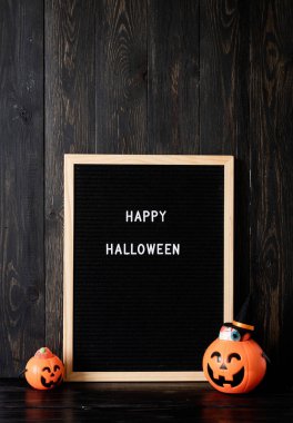 Cadılar Bayramı konsepti Cadılar Bayramı partisi Jack o fener dolu balkabakları siyah ahşap arka planda şekerlerle dolu, içinde 