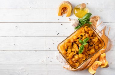 Şükran Günü ve sonbahar konsepti. Taze pişmiş ve sulu balkabağı dilimleri içerikli, üst görünüm düz fotokopi alanı ile yatar