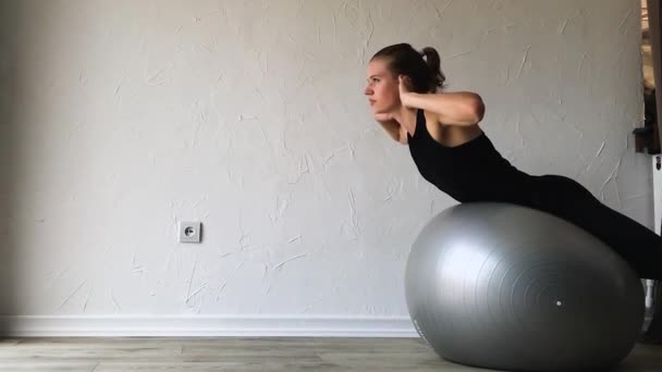 Spor Sağiık Kadın Fitness Topuyla Antrenman Yapıyor — Stok video