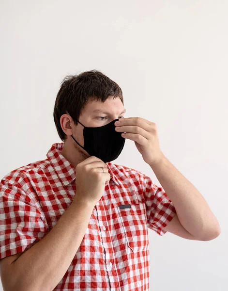 Gezondheidszorg Concept Jongeman Zet Beschermend Masker Witte Achtergrond Portret Close — Stockfoto