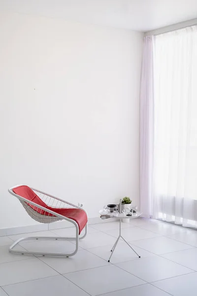 Ελάχιστο Φως Και Ευάερο Εσωτερικό Λευκό Σαλόνι Κόκκινη Δερμάτινη Καρέκλα — Φωτογραφία Αρχείου