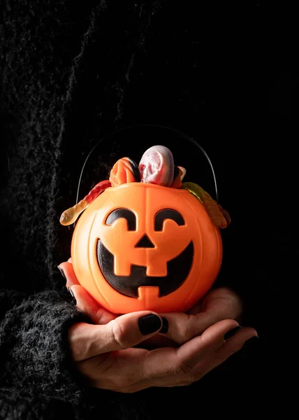 Glad Halloween Koncept Skrämmande Kvinna Halloween Hand Med Svarta Naglar — Stockfoto