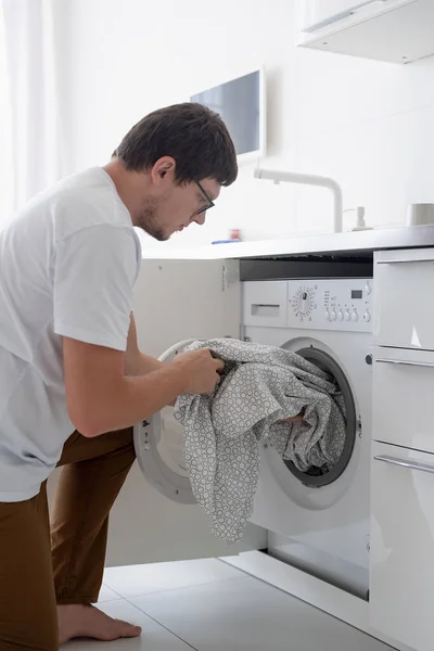 Hombre Joven Usando Lavadora Día Lavandería Casa —  Fotos de Stock