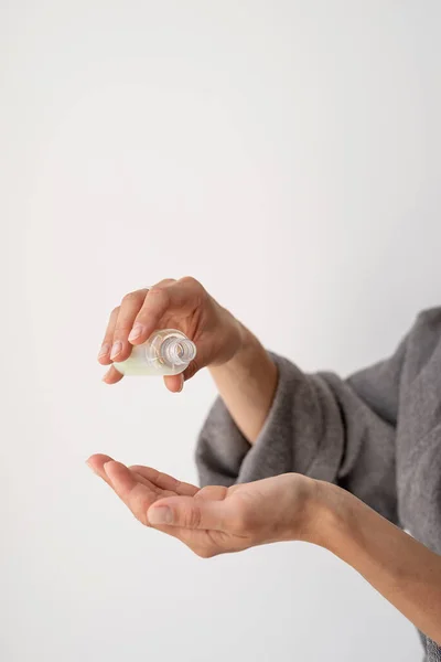 Salud Las Mujeres Spa Bienestar Mujer Manos Vertiendo Líquido Botella — Foto de Stock