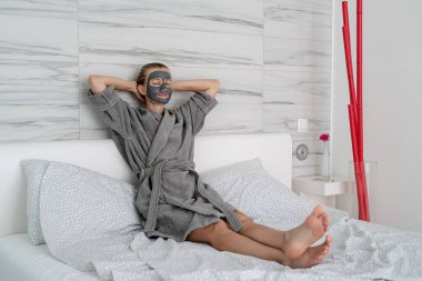 Kadın sağlığı. Spa ve sağlık. Yüzü maskeli kadın yatakta dinleniyor.