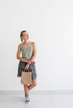 İnternetten alışveriş konsepti. Çevre dostu alışveriş çantaları ve kreadit kartı tutan genç bir kadın.