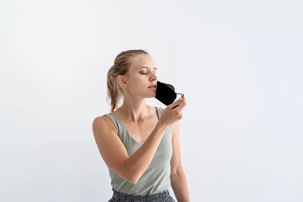 Conceito Saúde Jovem Com Uma Máscara Protectora Retrato Perto Espaço — Fotografia de Stock