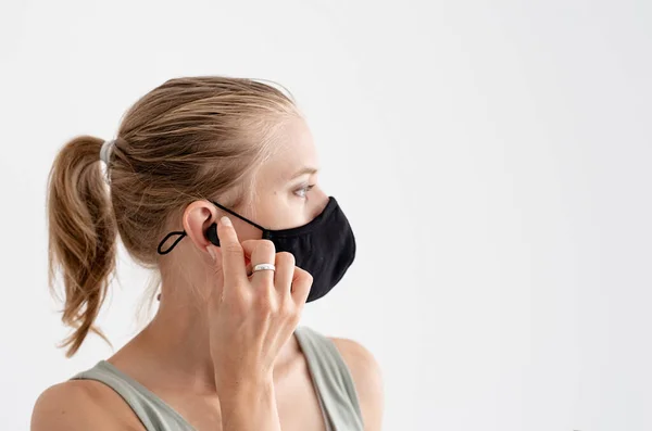 Music Isolation Leisure Young Woman Protective Mask Holding Wireless Earbuds — Stock Photo, Image