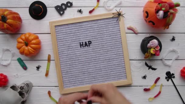 ハロウィンのコンセプト 女の手作る言葉ハッピーハロウィン上のフェルト文字板 — ストック動画