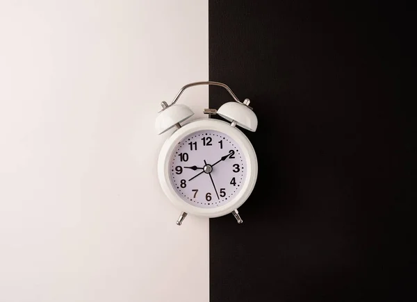 Reloj despertador retro blanco aislado en doble fondo blanco y negro con espacio de copia —  Fotos de Stock