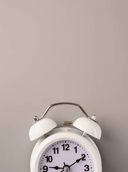 Reloj despertador retro blanco aislado sobre fondo gris con espacio de copia —  Fotos de Stock