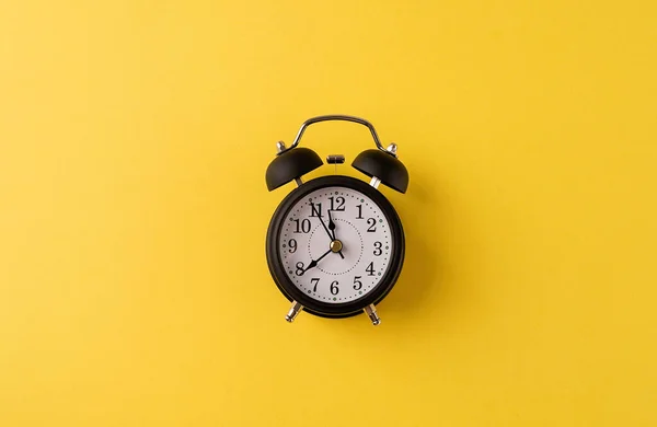 Reloj despertador retro blanco aislado sobre fondo amarillo con espacio de copia —  Fotos de Stock
