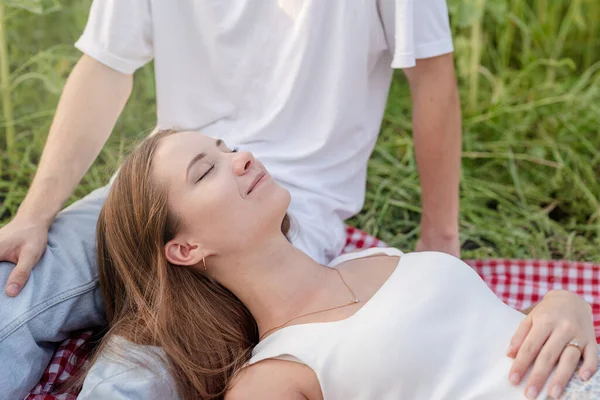 Natureza Outono Diversão Mentira Jovem Casal Adolescente Camisetas Brancas Fazendo — Fotografia de Stock