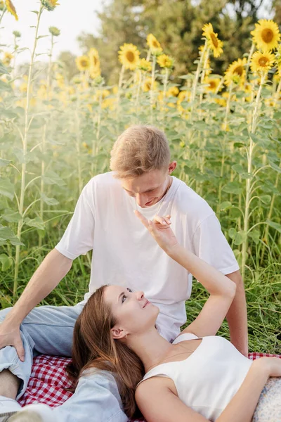 Naturaleza Otoñal Diversión Tranquilidad Joven Pareja Adolescente Picnic Campo Girasol —  Fotos de Stock