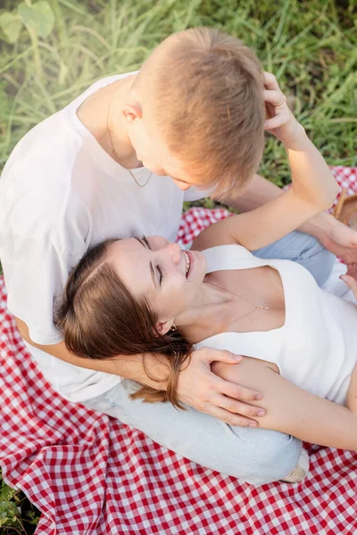 Natureza Outono Diversão Mentira Jovem Casal Adolescente Piquenique Campo Girassol — Fotografia de Stock