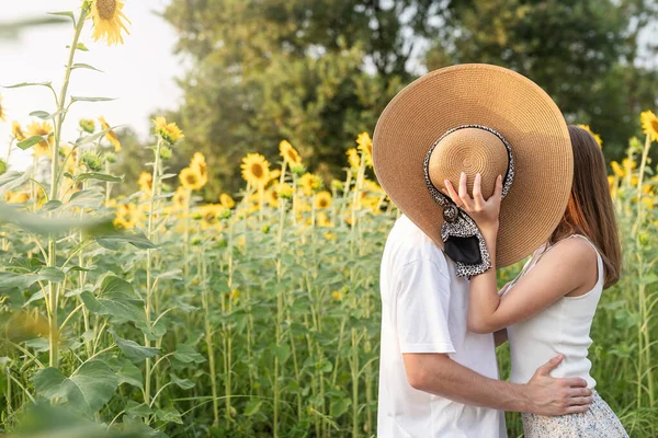 Una Cita Romántica Diversión Ocio Joven Pareja Feliz Besándose Una —  Fotos de Stock