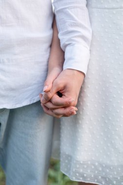 Ayçiçeği tarlalarında el ele tutuşan güzel bir çift.